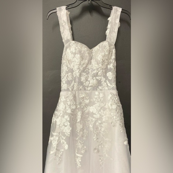 Merry's White NWT Sleeveless Applique &
Chiffon Wedding Dress Size 6 - Picture 5 of 7